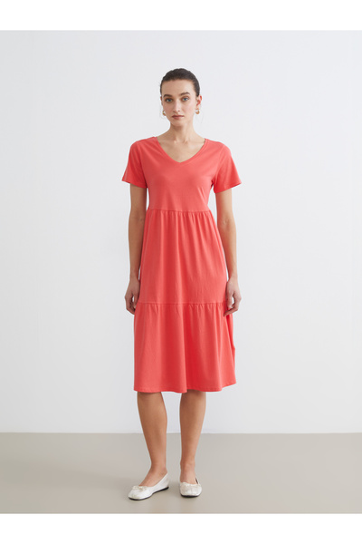 LC Waikiki فستان بياقة على شكل حرف V وخصر ضيق