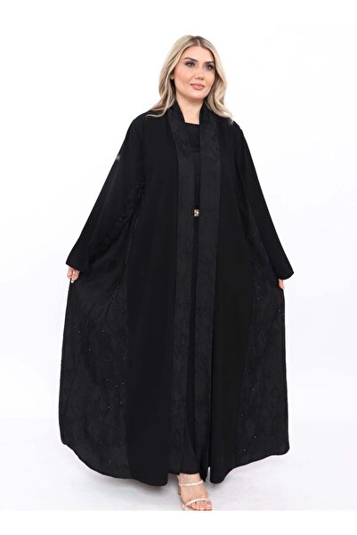 MyesuQ عباءة سوداء مزينة بتطريزات من القماش الزهري وكريستالات بيضاء وسوداء