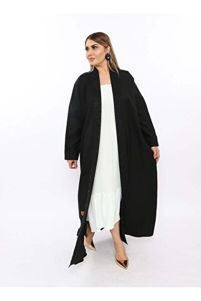 MyesuQ عباية سوداء مطرزة بتصميم يمزج بين التطريز الكلاسيكي والحديث