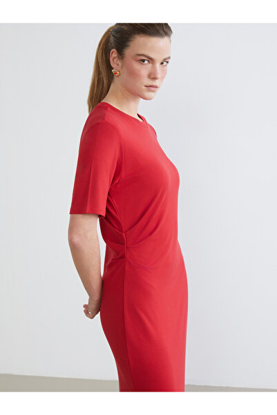 LC Waikiki فستان بياقة دائرية وتفاصيل فتحة جانبية مكشكشة