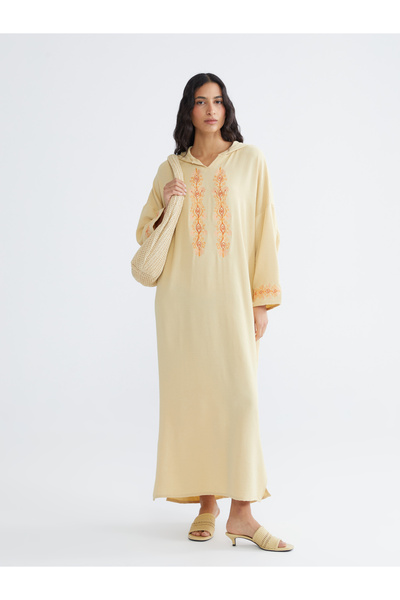 LC Waikiki فستان واسع مطرز بغطاء رأس