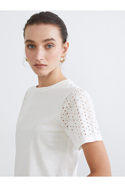 LC Waikiki بلوزة برقبة دائرية مزينة بالدانتيل