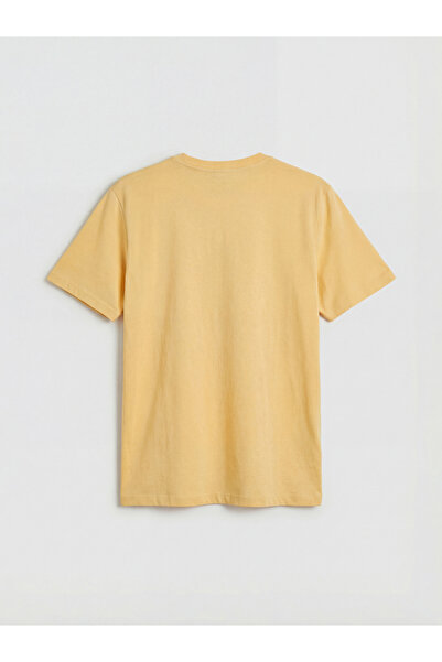 LC Waikiki Κίτρινο ανδρικό μπλουζάκι από χτενισμένο βαμβάκι με στάμπα και λαι...