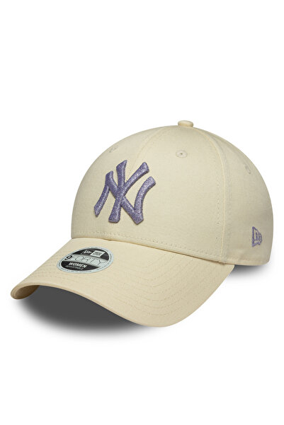 NEW ERA قبعة نسائية باللون البيج الفاتح بشعار معدني 9Forty Neyyan