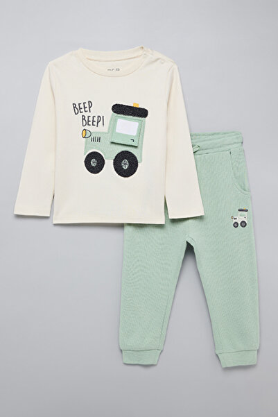 R&B طقم تيشيرت وبنطال رياضي للأولاد باللون الكريمي مطبوع عليه رسومات