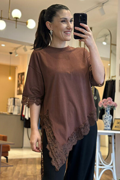 Unique Boutique تيشيرت بقصة غير متماثلة وتفاصيل دانتيل بني اللون، مقاس قياسي