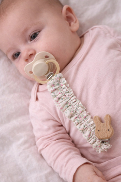 ebrulim Emzik askısı kız bebek minimal çiçek desenli