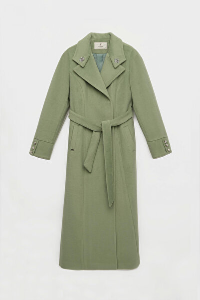 Zühre معطف أخضر مزين بحزام وياقة مطرزة بالأحجار 13655