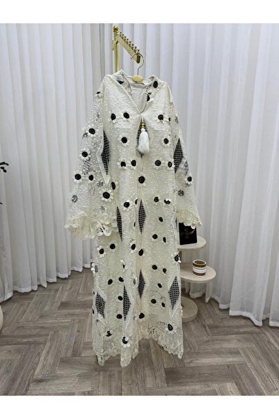 NALA FASHION The jalabiya is characterized by its elegant and luxurious style.