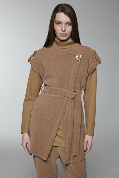 Zühre Brooch Detailed Belted Combination Camel Suit 1176
