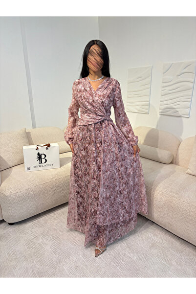 TOP BERLANTY The luxurious "Rose Lace" dress with its distinctive lace pattern