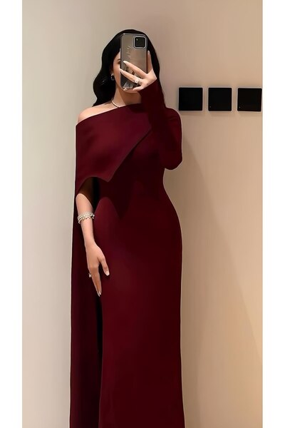 Viola2026 فستان سهرة بلون خمري فاخر، بتصميم أنثوي راقٍ يكشف الكتف بأسلوب أنيق...