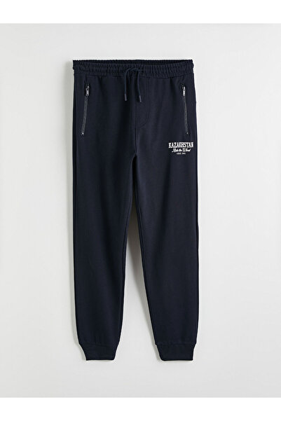 LC Waikiki بنطلون رياضي رجالي مطبوع باللون الأزرق الداكن من ستاندرد فورم