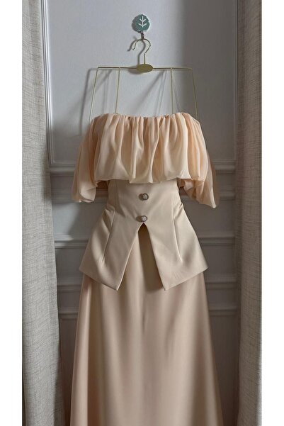 Model Leyna A soft beige evening dress that combines simplicity and elegance