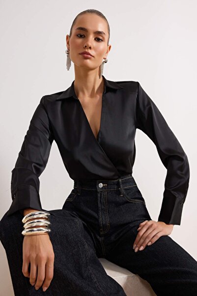 Trendyol Collection Body negru din satin decolteu petrecut în V cu pernițe pe...