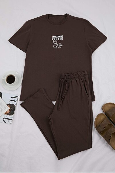 Trendyol Collection Braunes Regular Slogan Homewear-Pyjama-Set TMNSS26PT00002