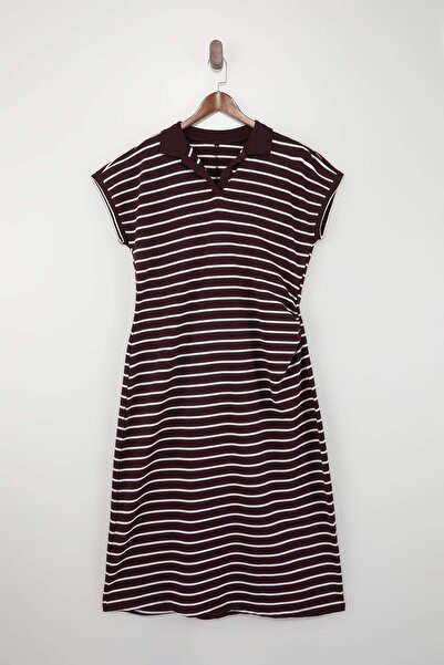 Trendyol Curve Φόρεμα με ριγέ μπορντό με λαιμόκοψη πόλο σε γραμμή Α, μεσαίου ...