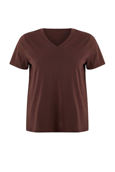 Trendyol Curve تي شيرت بني اللون ذو قصة عادية وياقة على شكل V مقاس كبير TBBSS...