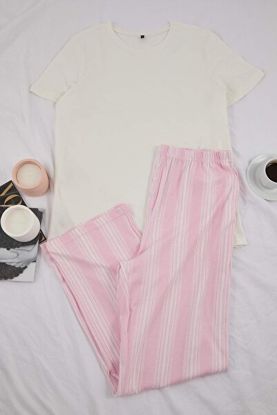 Trendyol Curve Weiß-rosa gestreiftes, gestricktes Pyjama-Set in Übergröße TBB...