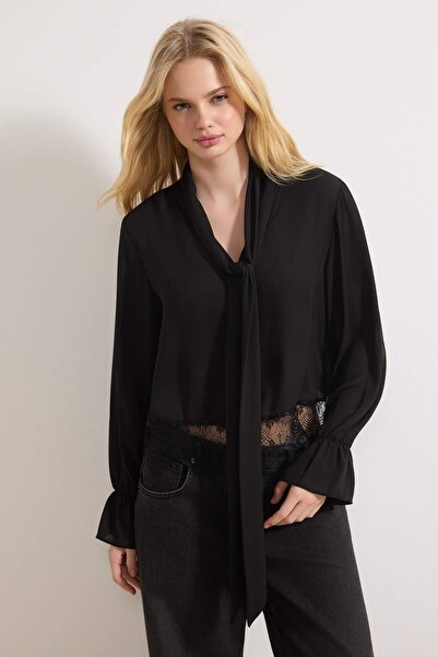 Trendyol Collection بلوزة منسوجة أنيقة مع وشاح أسود وتفاصيل من الدانتيل TWOSS...