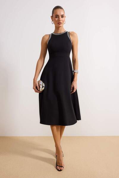 ترينديول كوليكشن فستان أسود بقصة على شكل حرف A مع حواف علوية بتصميم حجري - TP...