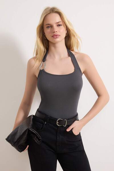 Trendyol Collection Anthrazitfarbene, eng anliegende, weich gestrickte Bluse ...