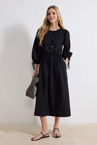 Trendyol Collection Schwarzes Maxi-Webkleid mit Rückenbindung TWOSS26EL00219