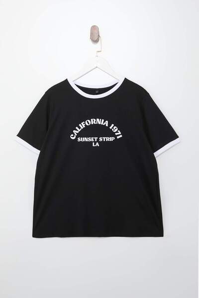 Trendyol Curve Schwarzes, bedrucktes Strick-T-Shirt mit Rundhalsausschnitt in...