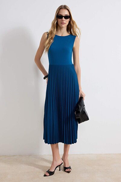 ترينديول كوليكشن فستان ميدي محبوك مرن بياقة دائرية وطيات سفلية من بترول سيريز...