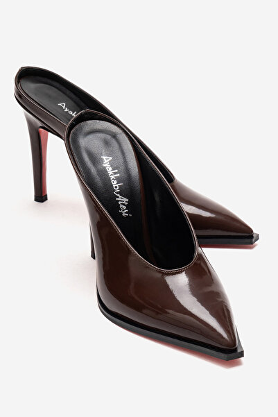 Ayakkabı Ateşi Дамски кафяви патентовани кожени пантофки със специален дизайн...