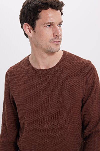 Tudors سترة تريكو بنية اللون للرجال ذات مقاس عادي وياقة دائرية ونمط قرص العسل