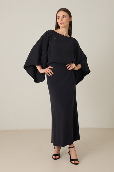 Setre Siyah Dar Kalıp Omuzdan Taş Detaylı Beldenbağlamalı Midi Boy Uzun Kollu...