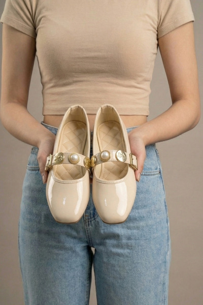 Beyond Balerini din piele lacuită crem cu cataramă pentru femei, 1,5 cm BYNDPT03