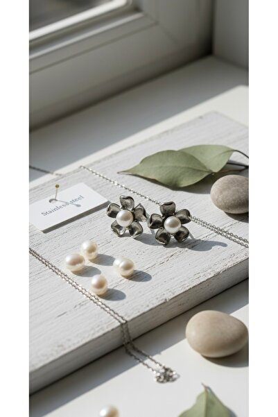 Kokoş أقراط فولاذية بتفاصيل لؤلؤية وتصميم زهري بلون فضي