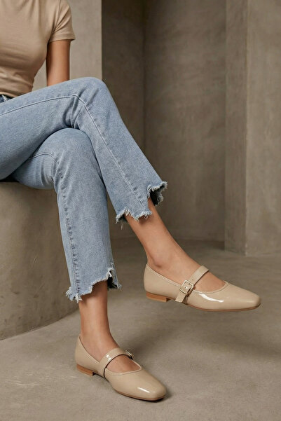 Beyond حذاء باليرينا نسائي من الجلد اللامع بإبزيم من فرو المنك BYNDSHR04