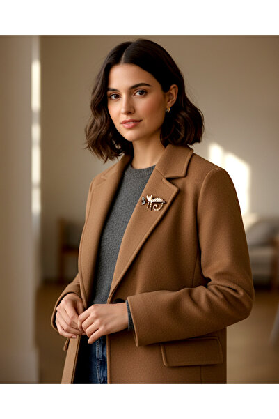 modamira Yeşil Yaprak Detaylı Dalda Uzanan Kedi Broş -Krem - Ebat 4,5 cm