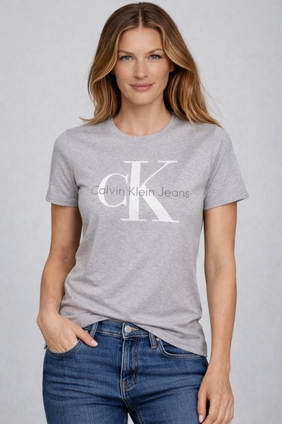 Calvin Klein تي شيرت CK نسائي - تي شيرت بقصة ضيقة منقوش عليه حرف Monogram