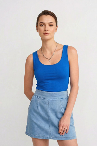 Qaju بلوزة من الساتان برقبة دائرية وأشرطة