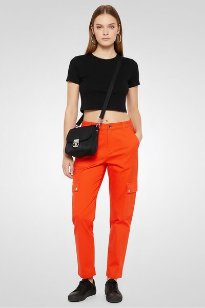 Michael Kors بنطلون كارجو سادة بقصّة عادية للنساء، برتقالي