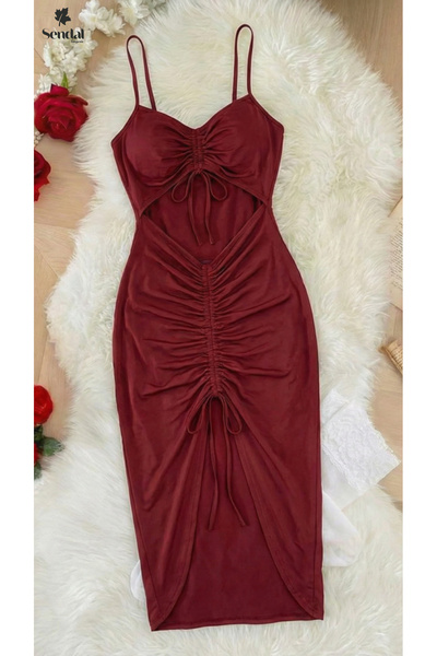 Generic A long dress with a bold design and feminine cut - adjustable front slit