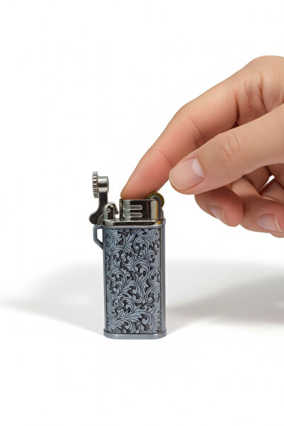 MERTCAN KNİFE Pürmüz Alevli Nostaljik Kabartma Desenli Çakmak - Rüzgarda Sönm...