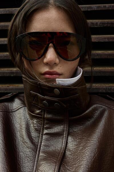 Bershka Plastik çerçeveli güneş gözlüğü