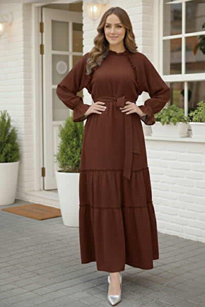 benguen Model 2084 Czarna sukienka z paskiem i falbankami