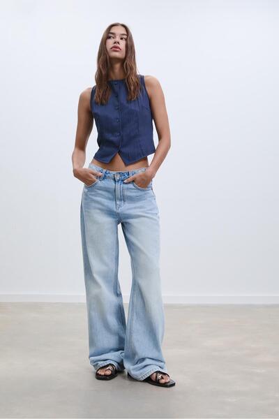 Stradivarius بلوزة مزخرفة بأزرار