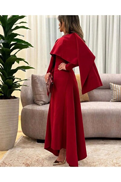 ELEEN EST An elegant evening dress in deep red,