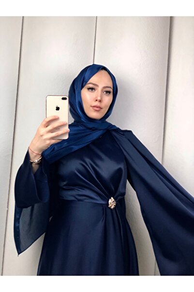 MERVEPLUME فستان سهرة من الساتان باللون الأزرق الداكن مع حزام مرصع بالأحجار و...