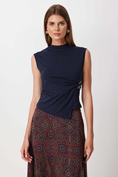 ON Με μεταλλικό αξεσουάρ Αμάνικη μπλούζα