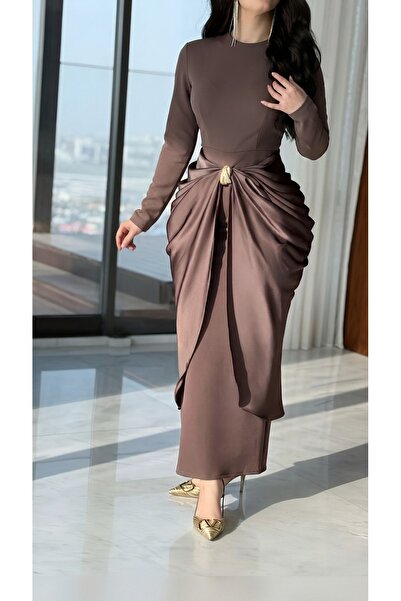 WAREEF FASHION فستان بني بتفاصيل Draping أنيقة ولمسة فخامة عصرية