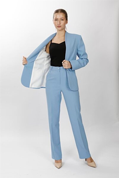 ÖNDER ÖZSOY سترة كلاسيكية بياقة عالية وبنطلون بجيوب واسعة - طقم نسائي - سكاي