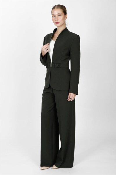 ÖNDER ÖZSOY سترة كلاسيكية بياقة عالية وبنطلون كلاسيكي نسائي بجيوب - كاكي